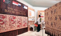 Pengunjung melihat beragam Batik Belanda.