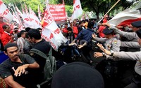 Aksi ini dilakukan oleh puluhan orang dari Partai Keadilan dan Persatuan Indonesia (PKPI) serta Aliansi Mahasiswa dan Pemuda Peduli Indonisia (AMPI).