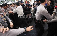 Aksi ini dibubarkan paksa oleh polisi.