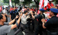 Massa yang tidak terima dibubarkan polisi, akhirnya terlibat bentrok.