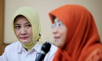 Wakil Ketua Fraksi Partai Keadilan Sejahtera, Ledia Hanifa Amalaih (kanan) memaparkan pendapatnya.