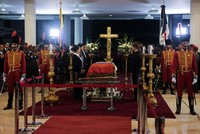 Jenazah Hugo Chavez disemayamkan di Akademi Militer Caracas sembari menunggu upacara pemakaman digelar. Reuters/Miraflores Palace/Handout