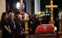 Sejumlah pemimpin negara melayat, salah satunya Presiden Argentina Cristina Fernandez. Reuters/Miraflores Palace/Handout.
