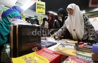 Para pengunjung tengah melihat-lihat buku Islam yang didisplay di salah satu booth pameran 'Islamic Book Fair 2013'.