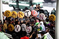 Meski hujan turun dengan deras, mereka tetap beraksi. Ramses/detikFoto.