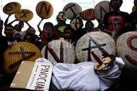 Mereka membawa 'pocong' dengan topeng Anas. Ramses/detikFoto.
