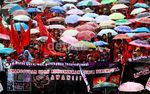 Demo Buruh Perempuan Diguyur Hujan