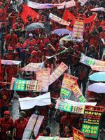 Demo Buruh Perempuan Diguyur Hujan