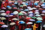 Demo Buruh Perempuan Diguyur Hujan