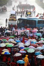 Demo Buruh Perempuan Diguyur Hujan