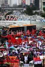 Demo Buruh Perempuan Diguyur Hujan
