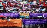 Demo Buruh Perempuan Diguyur Hujan