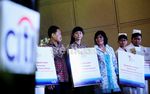 Perawat Terima Penghargaan di Hari Perempuan Sedunia
