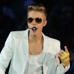 Justin Bieber Ambruk Saat Manggung di London