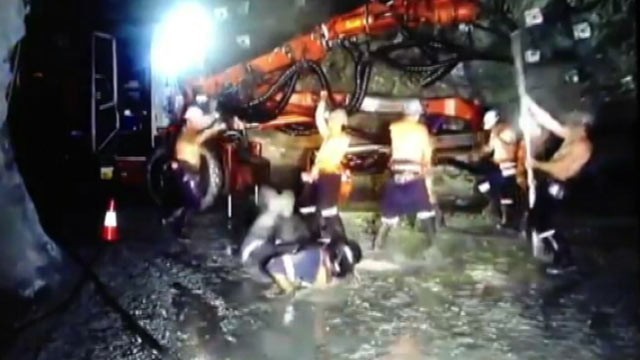 Dipecat Gara-gara Joget Harlem Shake, Pekerja Tambang Emas Ini Protes