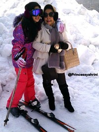 Tak sendiri, ia juga ditemani oleh sang ibunda. (dok. Instagram)