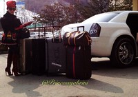 Seperti saat liburan ke Amerika, di Korea pelantun 'Sesuatu' itu juga jalan-jalan naik Limousine. (dok. Instagram)