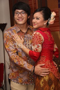 Ini yang sekarang jadi tunanganku, Barry Muhammad. Baru 2012 kemaren jadian. Baru aja. Kita udah mantep, keluarga kita udah merestui hubungan kita, ungkap Juwita.