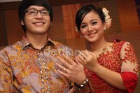 Keduanya pamer cincin tunangan mereka.