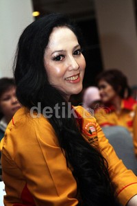 Meriam Bellina tersenyum di depan kamera. Gus Mun/detikHOT.