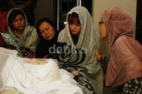 Mulan ikut berdoa di samping jenazah ibunya.