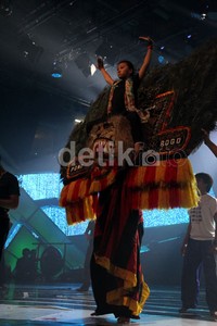 Bak menaklukan sang Leak, Sandrina duduk di atas kepala wayang barong Bali tersebut. Ridho/detikHot.