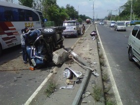 Ban Meletus, Kijang Terguling Tabrak PJU