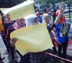 Peringati Hari Perempuan, Mahasiswi Korpri Jalan Kaki Tanpa Sepatu