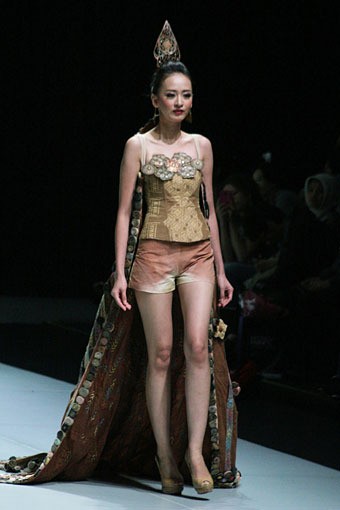 Jakarta, Indonesia - 16 Februari. Rosso Frendly Nature. Indonesia Fashion Week 2013 at Jakarta Convention Center. 16 Februari 2013. Senayan. Jakarta. [Foto: Mohammad Abduh/Wolipop]