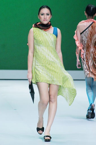 Jakarta, Indonesia - 16 Februari. Novalia Somawidjaya The Hovering. Indonesia Fashion Week 2013 at Jakarta Convention Center. 16 Februari 2013. Senayan. Jakarta. [Foto: Mohammad Abduh/Wolipop]