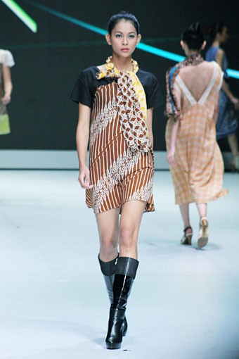 Jakarta, Indonesia - 16 Februari. Novalia Somawidjaya The Hovering. Indonesia Fashion Week 2013 at Jakarta Convention Center. 16 Februari 2013. Senayan. Jakarta. [Foto: Mohammad Abduh/Wolipop]