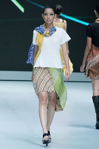 Jakarta, Indonesia - 16 Februari. Novalia Somawidjaya The Hovering. Indonesia Fashion Week 2013 at Jakarta Convention Center. 16 Februari 2013. Senayan. Jakarta. [Foto: Mohammad Abduh/Wolipop]