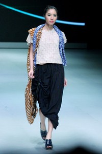 Jakarta, Indonesia - 16 Februari. Novalia Somawidjaya The Hovering. Indonesia Fashion Week 2013 at Jakarta Convention Center. 16 Februari 2013. Senayan. Jakarta. [Foto: Mohammad Abduh/Wolipop]