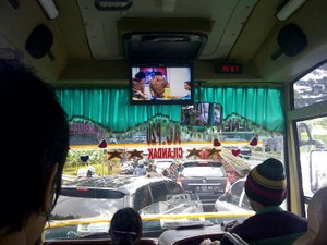 Asyik! Penumpang Bisa Nonton Film Warkop DKI di Kopaja AC