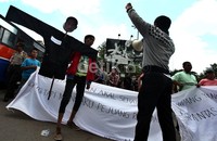Seorang demonstran berorasi penuntut pihak yang berwenang menuntaskan kasus korupsi Anas Urbaningrum.
