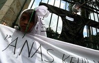 Salah seorang demonstran berbusana ala pocong.