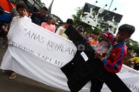 Mereka juga membawa poster dan spanduk.