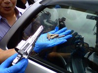 Polisi menemukan sebuah pistol berjenis revolver serta 6 peluru. Syarifah Nur Aida/detikcom.