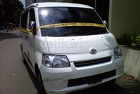 Garis polisi dipasang di mobil-mobil tersebut. Syarifah Nur Aida/detikcom.