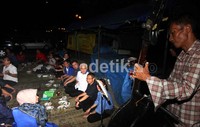 Hatta menghabiskan malam mingguan di alun-alun kota Jogja dengan sederhana. Suasananya terasa hangat khas Jogjakarta.