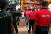 Kegiatan yang dilakukan antara TNI dan Polri ini diisi dengan olahraga bersama, jalan sehat dan diakhiri dengan joget bersama. Arbi Anugrah/detikcom.
