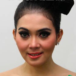 Terlalu Banyak Komentar, Syahrini Ditegur Titi Rajo Bintang