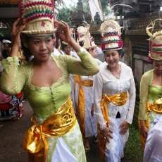 Ribuan Umat Hindu Gelar Melasti di Pesisir Selatan Lumajang