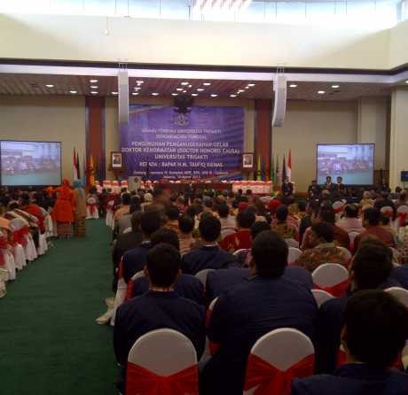 Taufiq Kiemas Mendapat Gelar Doktor Kehormatan dari Universitas Trisakti