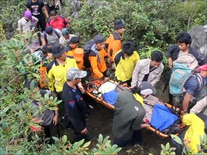 Terjatuh Saat Operasi SAR Turis Jepang, Personel Brimob Terpaksa Ditandu