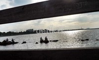 Sebagian pengunjung, mengisi waktu memancing dipinggir pantai, sebelum munculnya sunset di pantai Ancol, Jakarta.