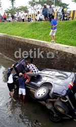 Kijang Nyemplung Kali di Bintaro