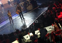 Joshua tampil berduet dengan Petra Sihombing dalam lagu 'Pilih Saja Aku'. Suhandi Ridho/detikhot