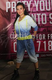 Liza saat ini tengah menggeluti olahrga Zumba yang dipadukan dengan tarian. Gus mun/detikfoto