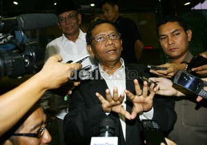 Dinilai Konsisten Tegakkan Hukum, Mahfud Raih Penghargaan Tertinggi UNS